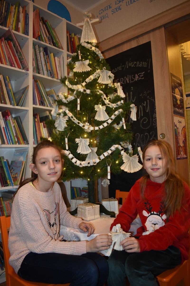 Zdjęcie , wnętrze biblioteki, choinka, 2 dziewczynki, papierowe ozdoby
