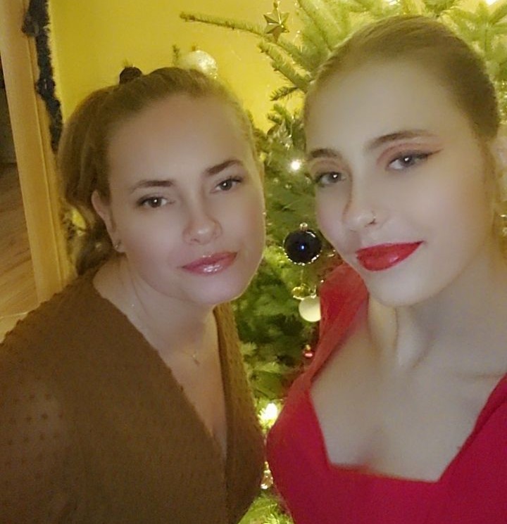 zdjęcie, dwie kobiety, w tle choinka