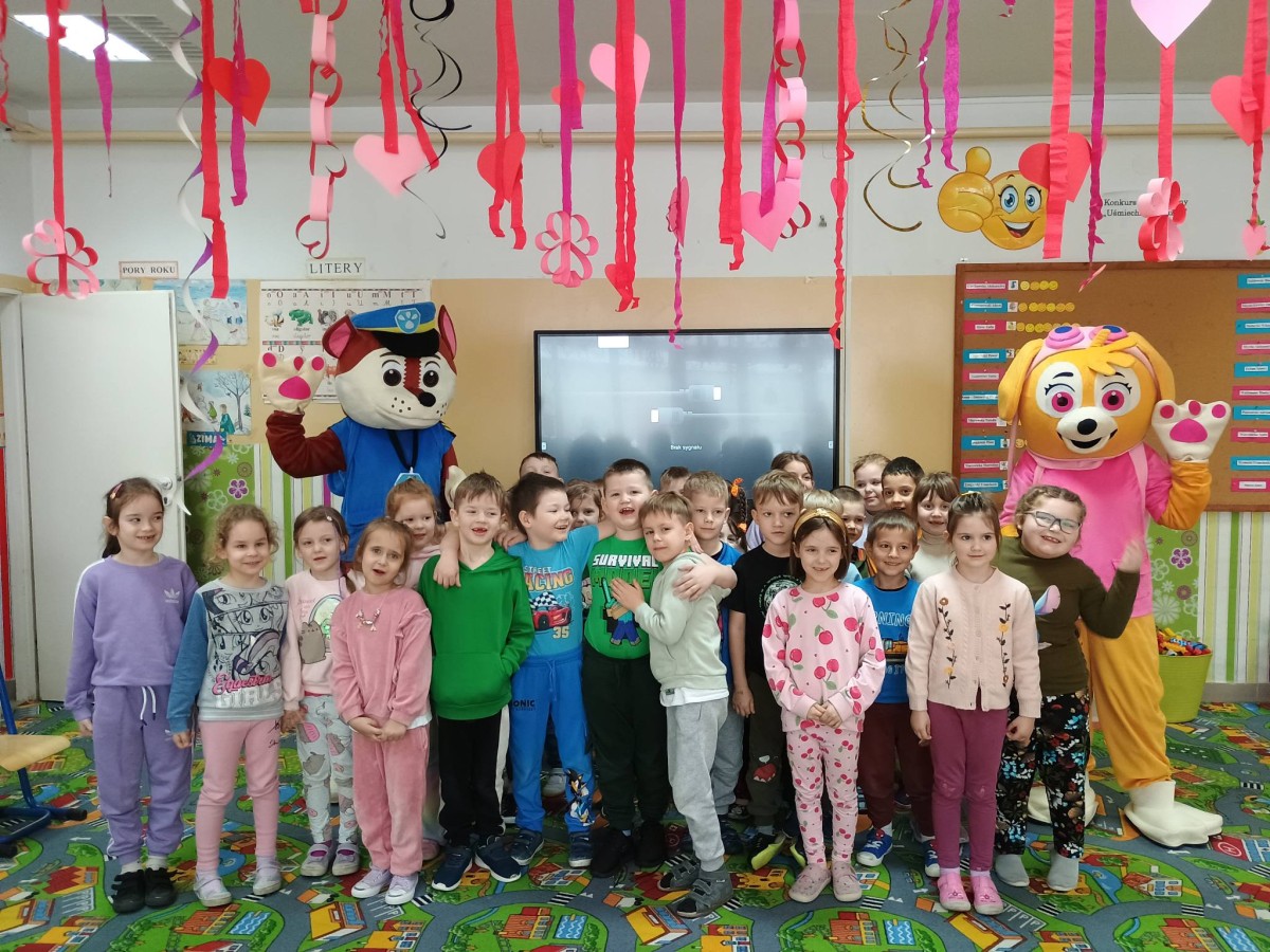 grupa dzieci, duże maskotki 