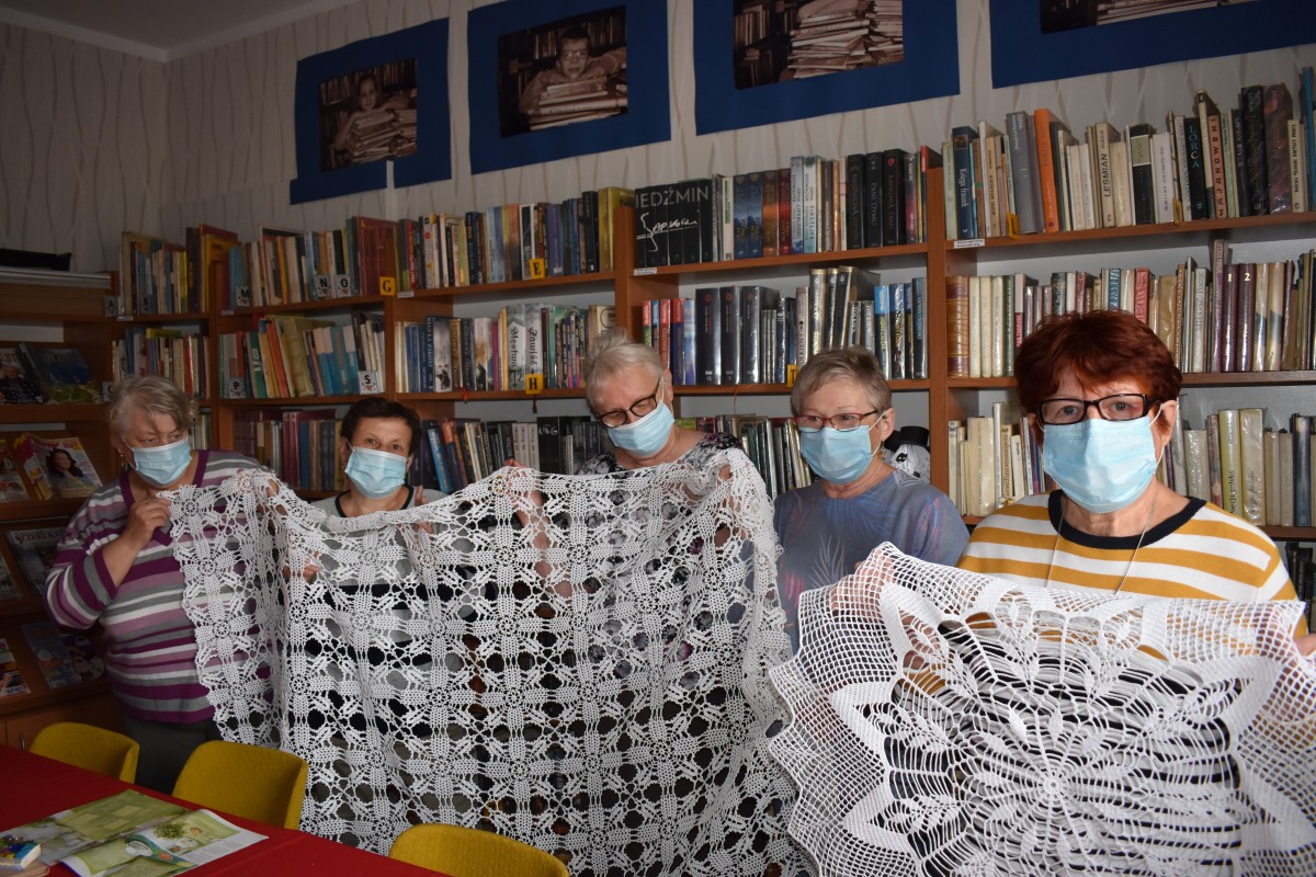Powiększ obraz: kobiety, w tle regały z książkami, serwety zrobione na szydełku