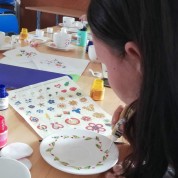 Powiększ zdjęcie Warsztaty malowania na porcelanie- Inicjatywa Lokalna 