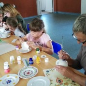 Powiększ zdjęcie Warsztaty malowania na porcelanie- Inicjatywa Lokalna 