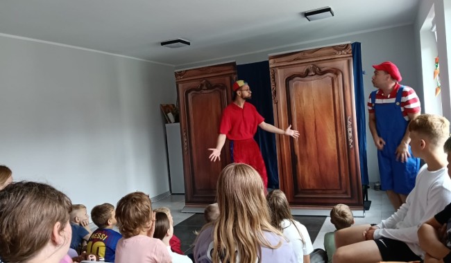 Powiększ obraz: Teatrzyk „Stara Szafa, Zapałki i Smok” w świetlicy wiejskiej w Wielkiej Słońcy