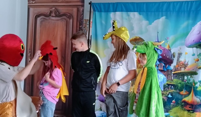 Powiększ obraz: Teatrzyk „Stara Szafa, Zapałki i Smok” w świetlicy wiejskiej w Wielkiej Słońcy