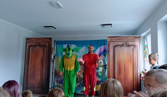 Powiększ obraz: Teatrzyk „Stara Szafa, Zapałki i Smok” w świetlicy wiejskiej w Wielkiej Słońcy