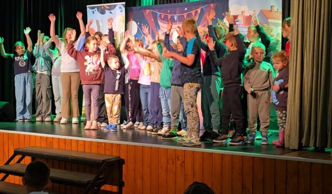 Powiększ obraz: Teatrzyk „Zdrowo i Kolorowo” na sali widowiskowej Domu Kultury w Subkowach
