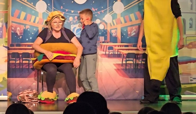 Powiększ obraz: Teatrzyk „Zdrowo i Kolorowo” na sali widowiskowej Domu Kultury w Subkowach