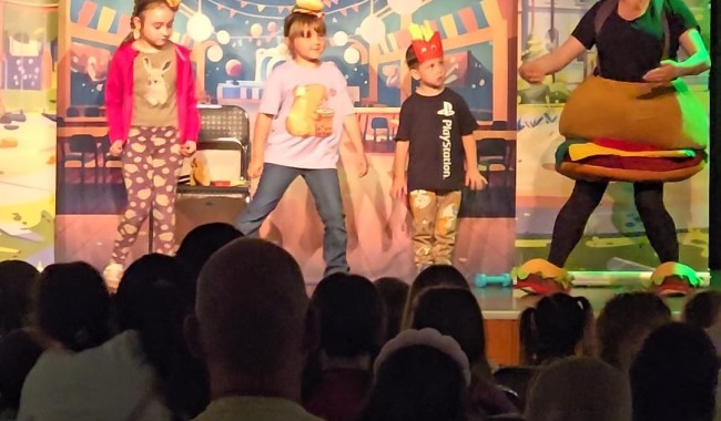Powiększ obraz: Teatrzyk „Zdrowo i Kolorowo” na sali widowiskowej Domu Kultury w Subkowach
