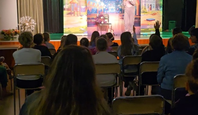 Powiększ obraz: Teatrzyk „Zdrowo i Kolorowo” na sali widowiskowej Domu Kultury w Subkowach