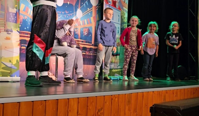 Powiększ obraz: Teatrzyk „Zdrowo i Kolorowo” na sali widowiskowej Domu Kultury w Subkowach