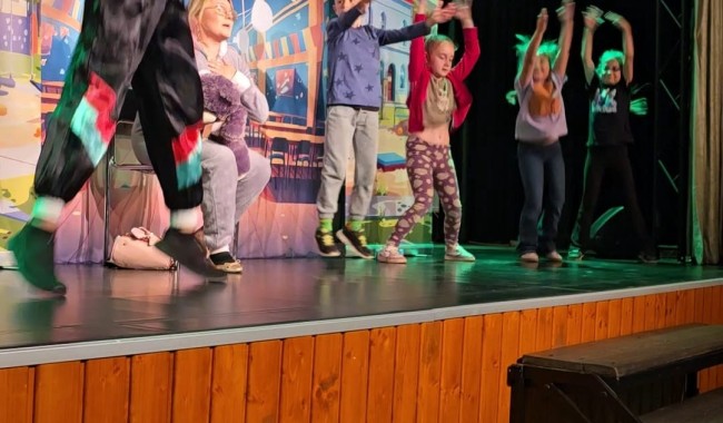 Powiększ obraz: Teatrzyk „Zdrowo i Kolorowo” na sali widowiskowej Domu Kultury w Subkowach