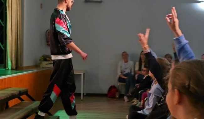 Powiększ obraz: Teatrzyk „Zdrowo i Kolorowo” na sali widowiskowej Domu Kultury w Subkowach